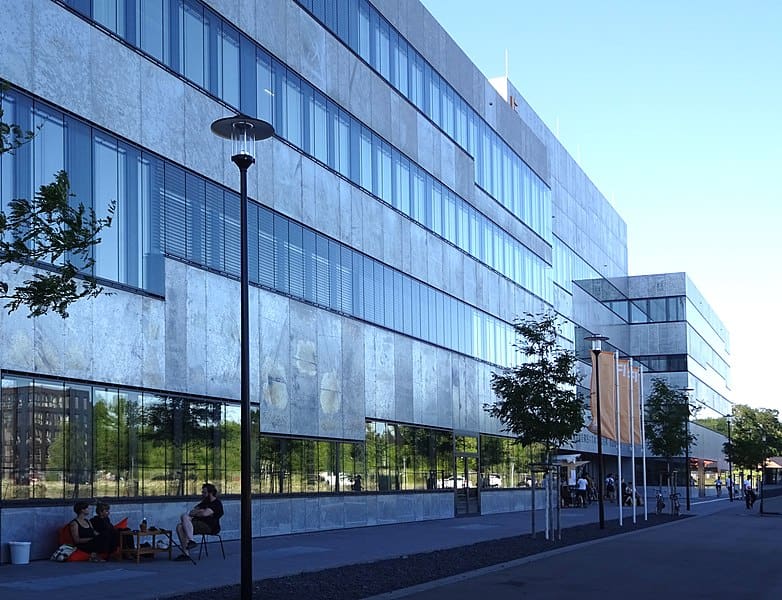 782px-Gebäude_Folkwang_Universität_der_Künste,_Fachbereich_4,_in_Essen-Stoppenberg