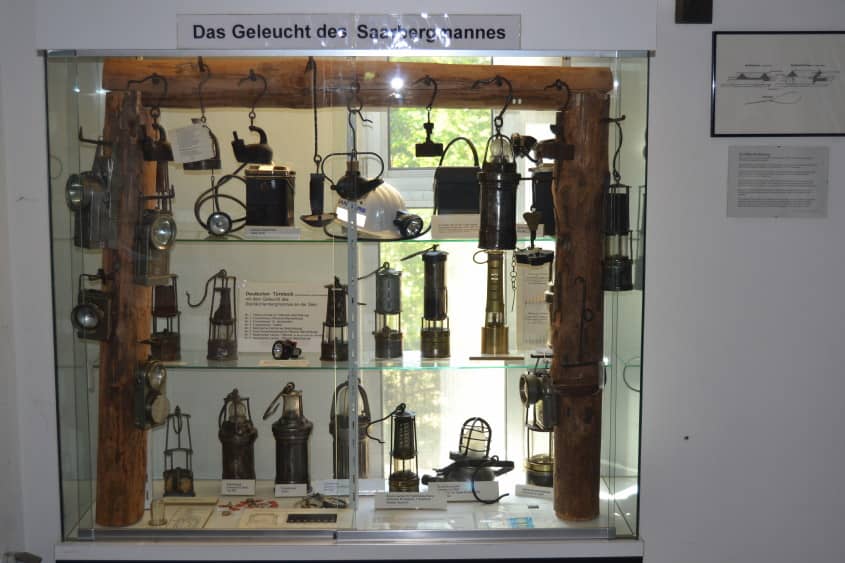 vitrine mit geleucht des saarbergmanns bbis 2012